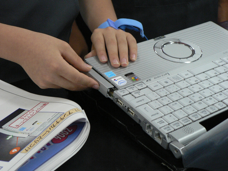 日本學生親手組裝松下筆記本，體驗科技制造之美